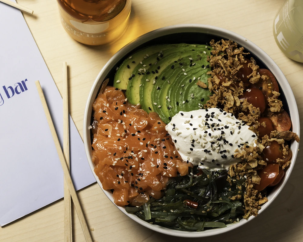 Recette de poke bowl au saumon avec avocat et cream cheese