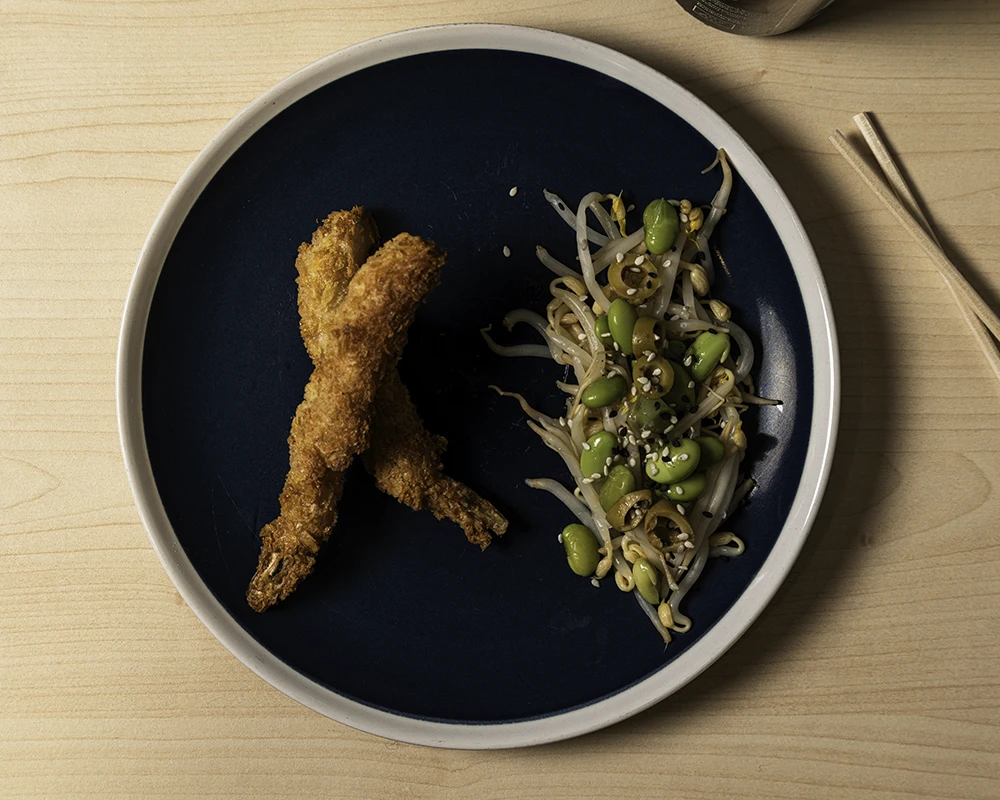 Assiette de tempura de crevette avec une salade de pousse de soja